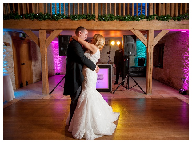 Kingscote_Barn_Wedding_Photography_0109.jpg